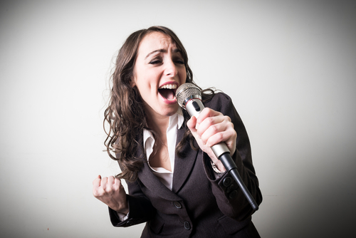 声が低い女性の方でも歌える カラオケで歌いやすい曲とは カラオケ情報サイト